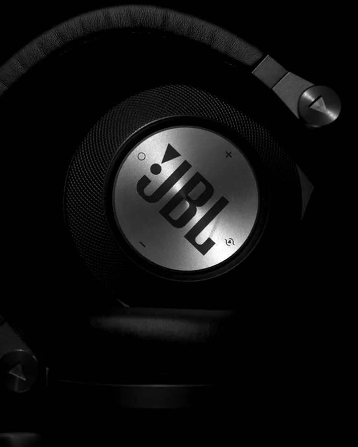 Auriculares JBL sobre fondo negro