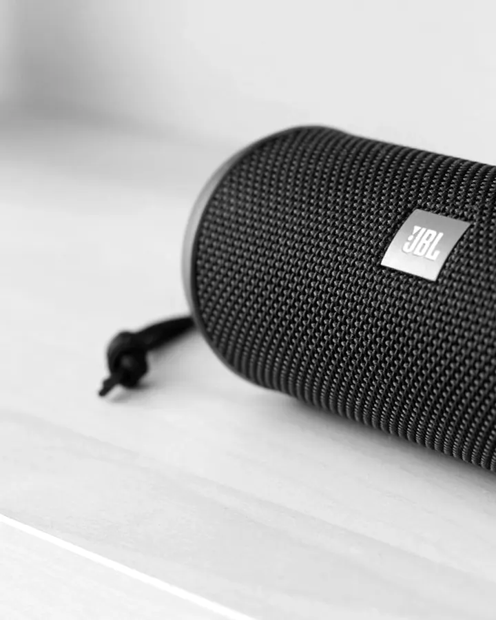 Parlante portátil JBL sobre una mesa