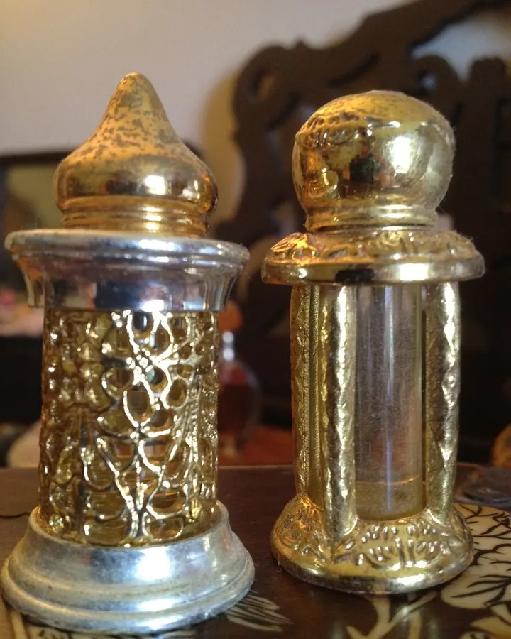 Frascos de perfume árabe con filigrana dorada